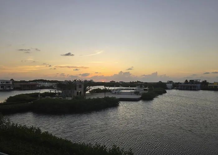 F203 @ Mara Laguna San Pedro (Ambergris Caye)